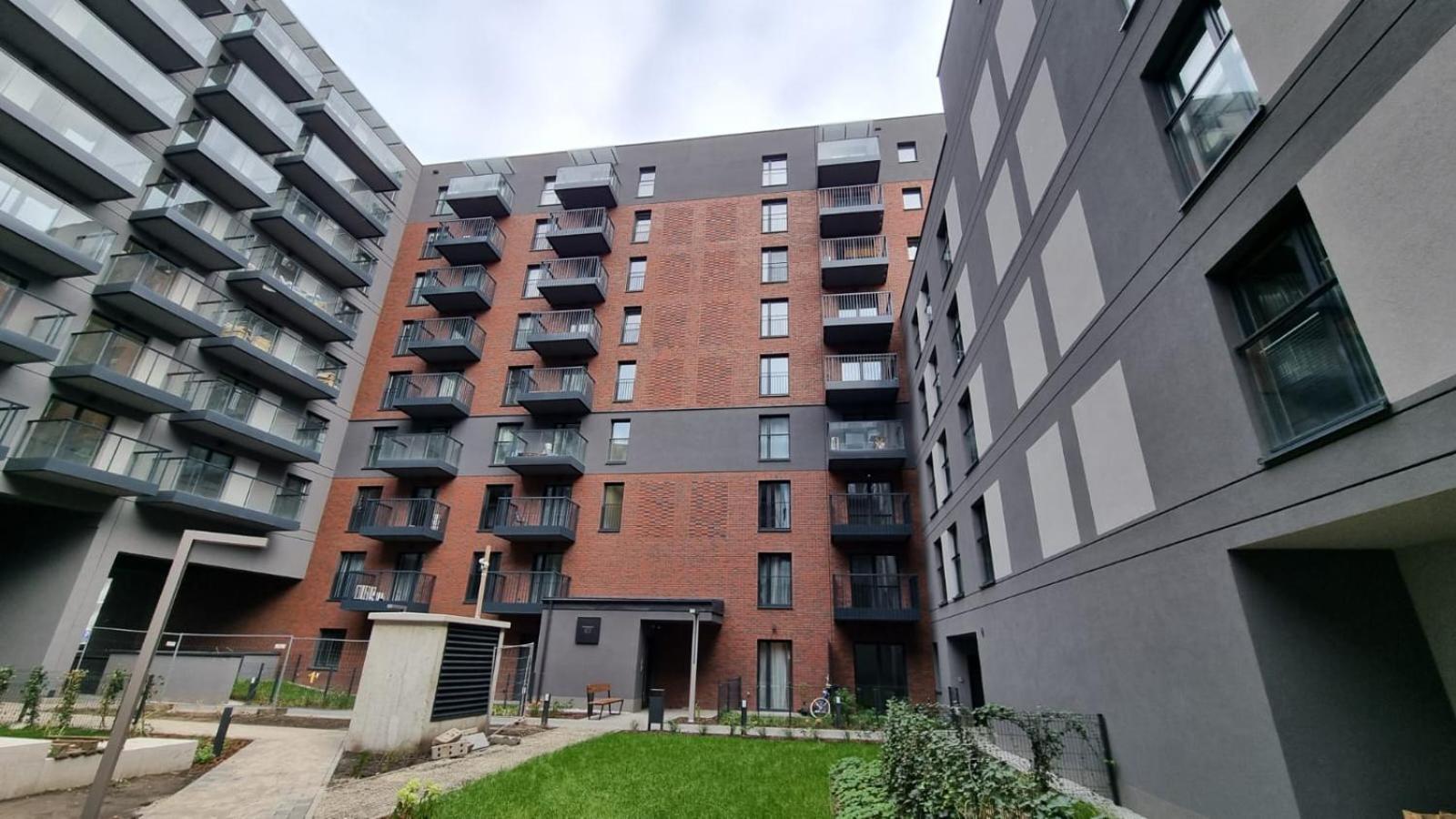 New #Madalinskiego57 - City Center, New Bulding, 2 Bedrooms, 2X Double Beds And A Fold-Out Sofa, Separate Kitchen, Air Conditioning, Balcony, Underground Parking, Self Check In 24H, Internet, Netflix, Coffee Machine, Washing Machine,1 Km To The Railw Вроцлав Екстериор снимка